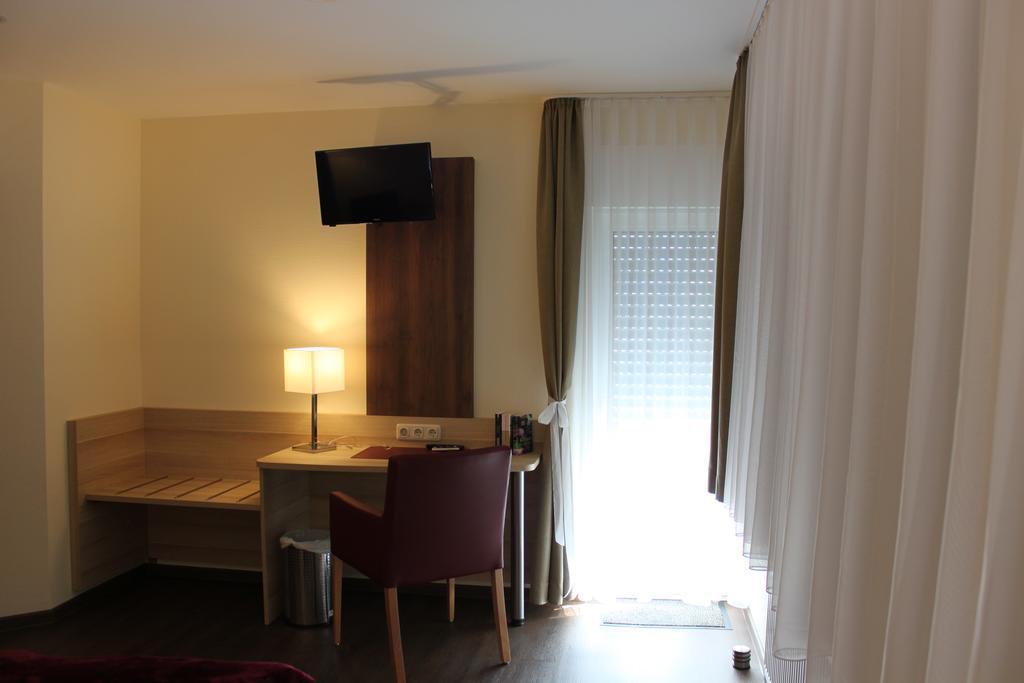 Gastehaus Anton Hotel Oberursel Eksteriør billede